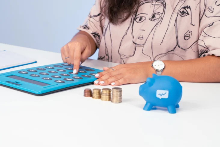 Pessoa a fazer contas à vida