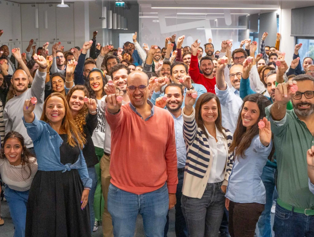 Colaboradores do Dr Finanzas de braços no ar