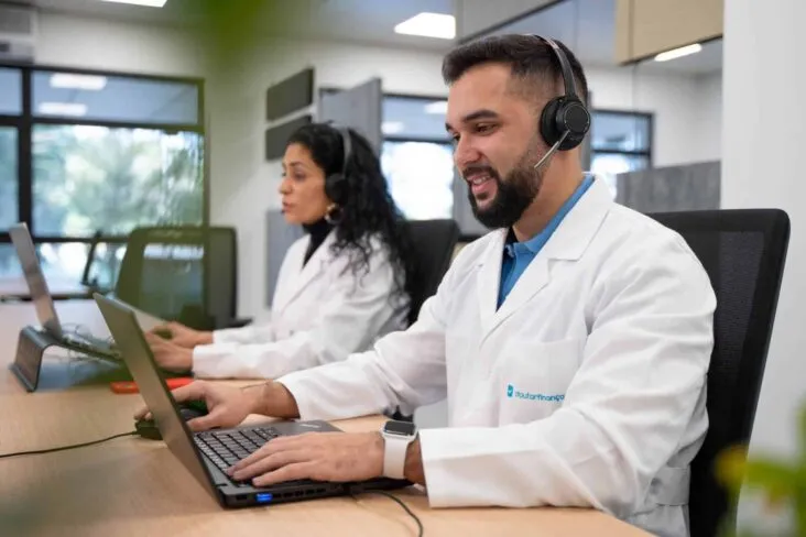 Especialistas Doutor Finanças a trabalhar